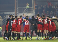  "Mirandes" futbolisti līksmo par panākumu.