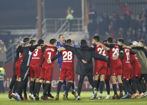  "Mirandes" futbolisti līksmo par panākumu.