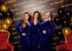 FOTO: ar jautru ballīti pašmāju mūzikā sevi piesaka dāmu trio "The Chocolates"