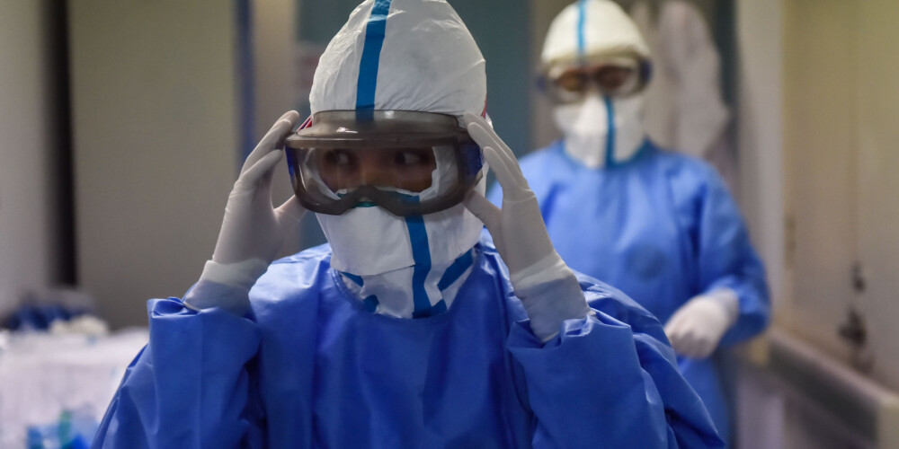 Ķīnas medmāsa atklāj cīņu ar koronavīrusu no cita skatu punkta: nav laika ne ēst, ne dzert, ne aiziet uz tualeti