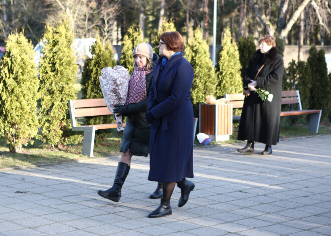 Šodien Rīgas krematorija Lielajā zālē notika dzejnieka, rakstnieka, literatūrzinātnieka, literatūrkritiķa, tulkotāja un atdzejotāja Leona Brieža bēru ceremonija.