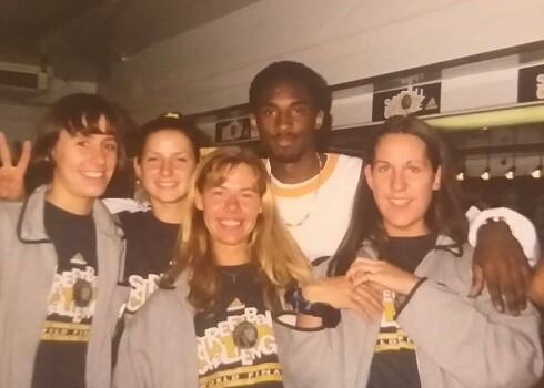 Leģendārs foto: Latvijas basketbolistes Liene Jansone (no labās), Evita Žvarte, Inga Geistarde-Zaporožeca un Gunta Baško kopā ar Kobi Braientu 1997. gadā Milānā.