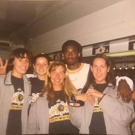 Leģendārs foto: Latvijas basketbolistes Liene Jansone (no labās), Evita Žvarte, Inga Geistarde-Zaporožeca un Gunta Baško kopā ar Kobi Braientu 1997. gadā Milānā.