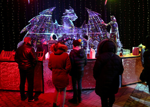 Neraugoties uz silto laiku, Jelgavā atklāts Ledus skulptūru festivāls