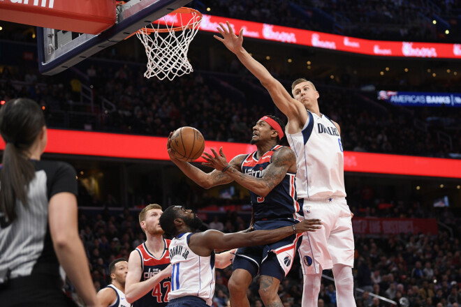 NBA laukumā vienlaikus Dāvis Bertāns (#42) Vašingtonas "Wizards" sastāvā un Kristaps Porziņģis (#6) Dallasas "Mavericks" rindās.