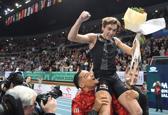 Zviedrs Armands Duplantis priecājas par jauna pasaules rekorda sasniegšanu.