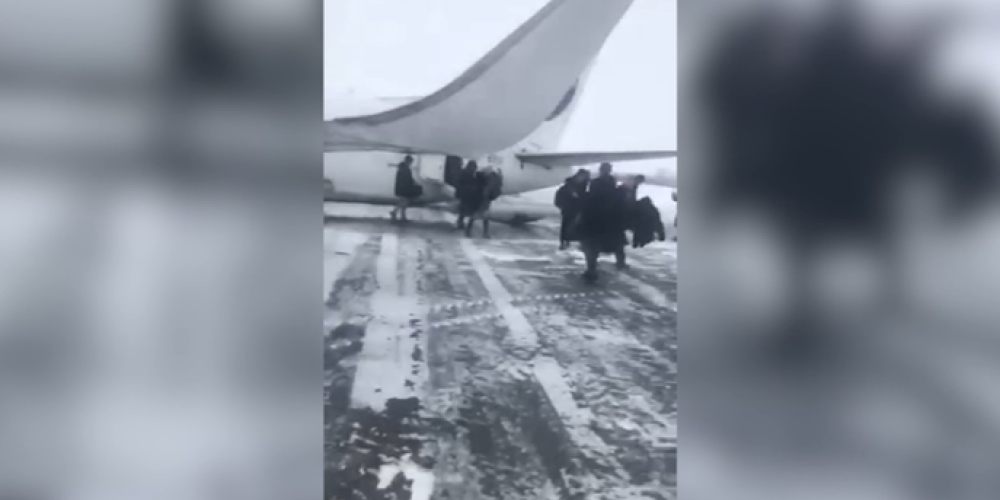 Пассажир снял на видео, как люди спасались из севшего "на брюхо" самолета
