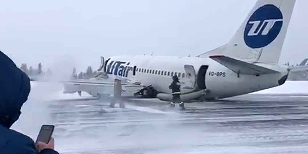 Видео: самолет жестко приземлился на "брюхе" без выдвинувшихся шасси: есть пострадавшие