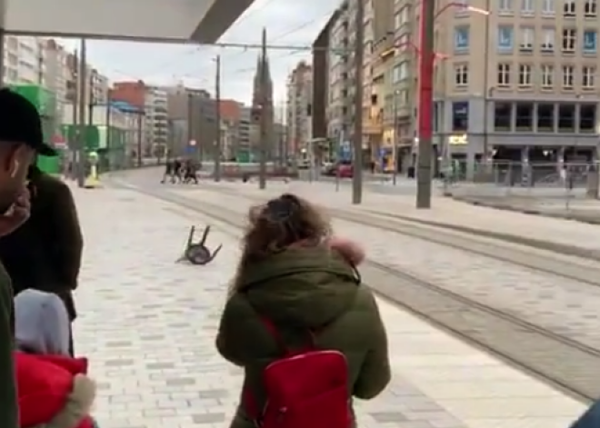VIDEO: Eiropā plosās vētra, cilvēki slēpjas pieturās no vēja brāzmām