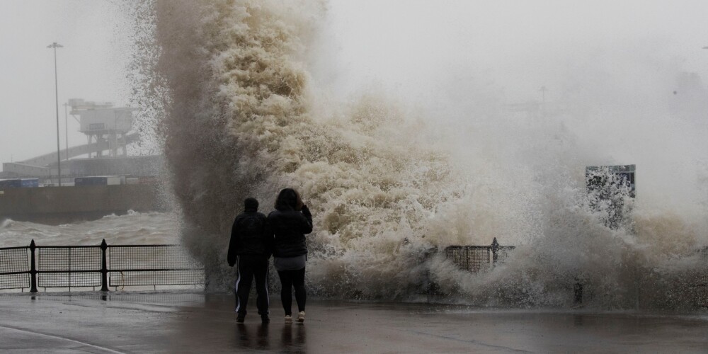 FOTO: gadsimta vētra “Siara” aiz sevis atstāj iespaidīgus postījumus Eiropā