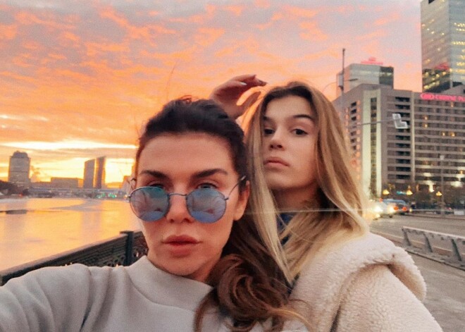 "Я думала, что иметь такую маму отвратительно": дочь Анны Седоковой разоткровенничалась о жизни с ней