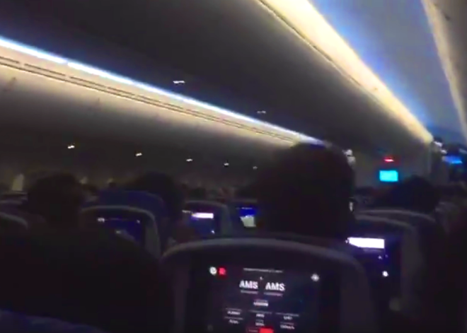 VIDEO: histērija lidmašīnā, kas piecas reizes vētras laikā mēģināja nosēsties Amsterdamas lidostā