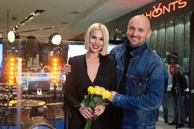 Ar mīļoto vīrieti Nauri Liepiņu Samanta ir kopā vairāk nekā piecus gadus. „Viņš man ir atbalsts it visā. Apbrīnoju viņa pacietību, kad savu mūziķes pienākumu dēļ reizēm esmu ļoti aizņemta,” atzinīgi izsakās dziedātāja.