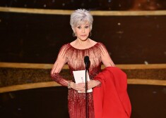 Džeina Fonda uz "Oskara" ceremoniju ierodas 6 gadus vecā kleitā un paziņo, ka jaunus apģērbus vairs nepirks