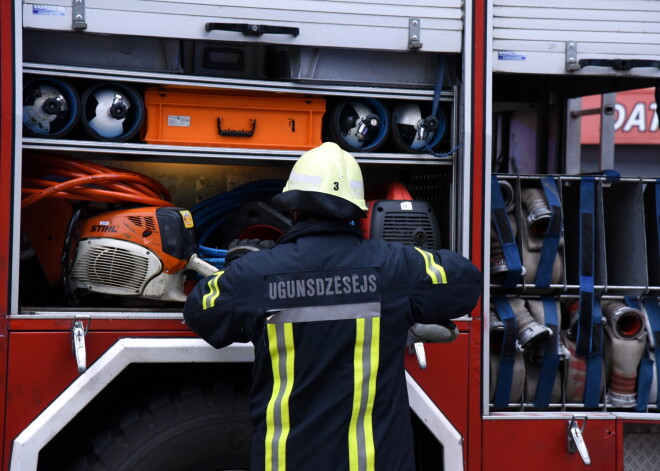 Dzēšot degošu kravas auto riepu, cietis transportlīdzekļa vadītājs