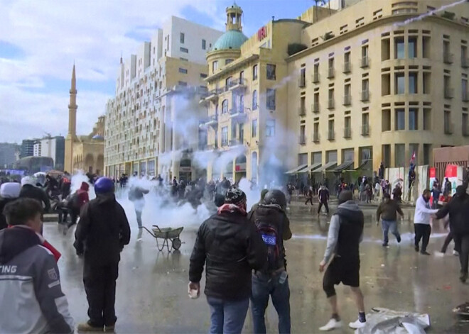 Libānā protestētāju un drošības spēku sadursmēs 200 ievainoto