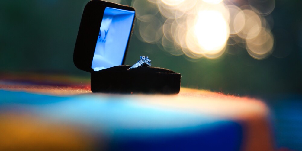 Priesteris Siguldā mudina pārus precēties, bez maksas dāvājot saderināšanās gredzenus