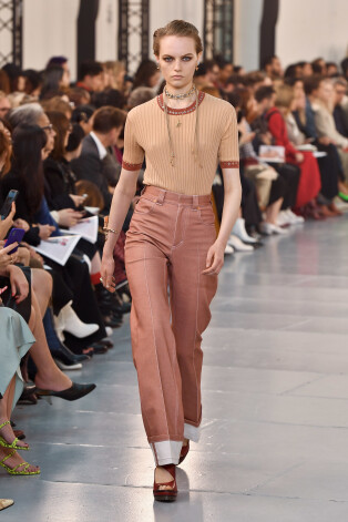 70. gadu ietekme "Chloe" pavasaris/vasara 2020 modes skatē. Parīzes modes nedēļa