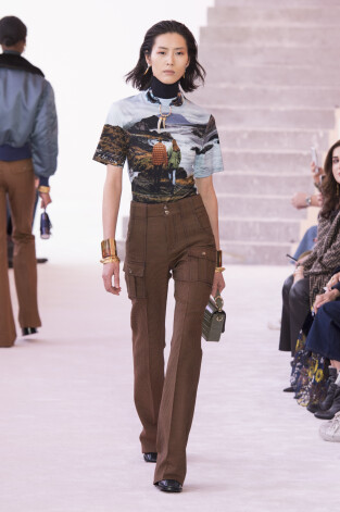70. gadiem raksturīga silueta bikses "Chloe" pavasaris/vasara 2020 modes skatē. Parīzes modes nedēļa