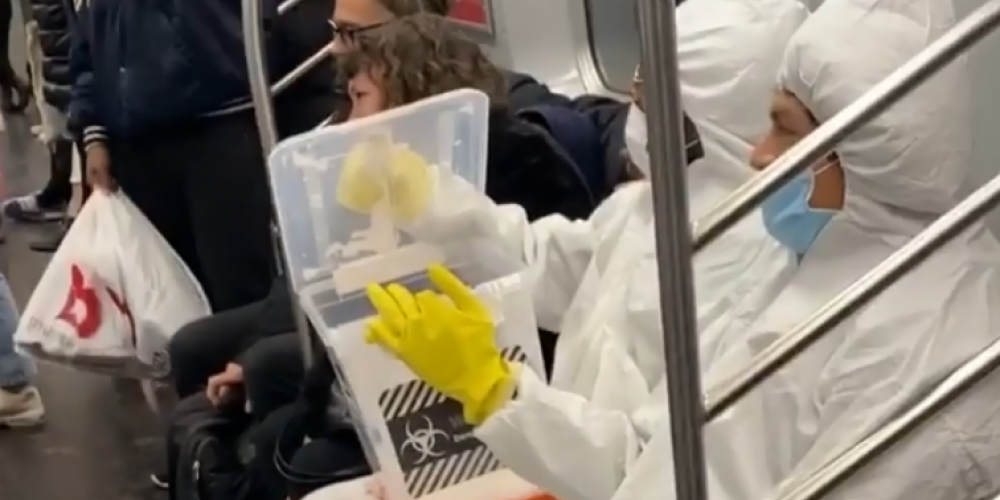 Vai tēma par ko jokot? Aizsargtērpos ģērbti jaunieši izraisa paniku Ņujorkas metro