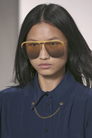 70. gadu saulesbrilles "Givenchy" pavasaris/vasara 2020 tērpu skatē. Parīzes modes nedēļa