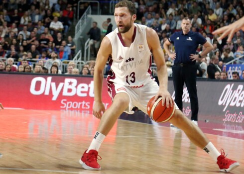 Arī pagājušā gada Latvijas labākais basketbolists Jānis Strēlnieks nevarēs palīdzēt valstsvienībai.