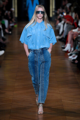 Vecināta efekta džinsa auduma bikses "Stella McCartney" pavasaris/vasara 2020 tērpu skatē. Parīzes modes nedēļa