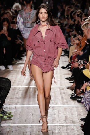 Mini šortu kombinezons "Isabel Marant" pavasaris/vasara 2020 tērpu skate. Parīzes modes nedēļa