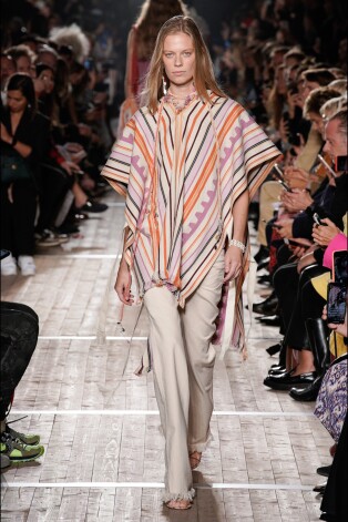 "Isabel Marant" pavasaris/vasara 2020 tērps, kas iedvesmots no 70. gadu modes. Parīzes modes nedēļa