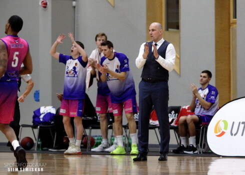 Marko Zarkovičs (priekšplānā) un  "Valga-Valka"/"Maks&Moorits" basketbolisti.