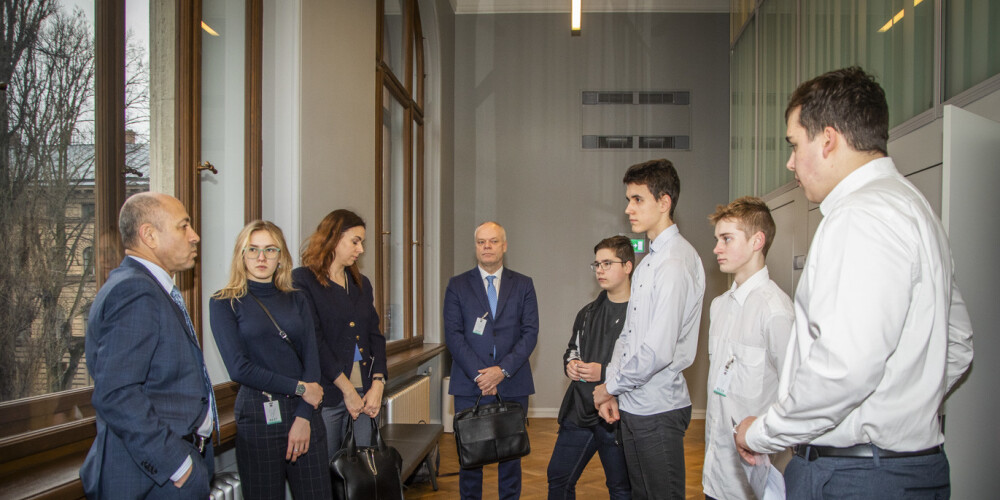 Ēnu dienā 57 jaunieši no Latvijas skolām iepazina dažādas Rīgas domes Īpašuma departamenta profesijas