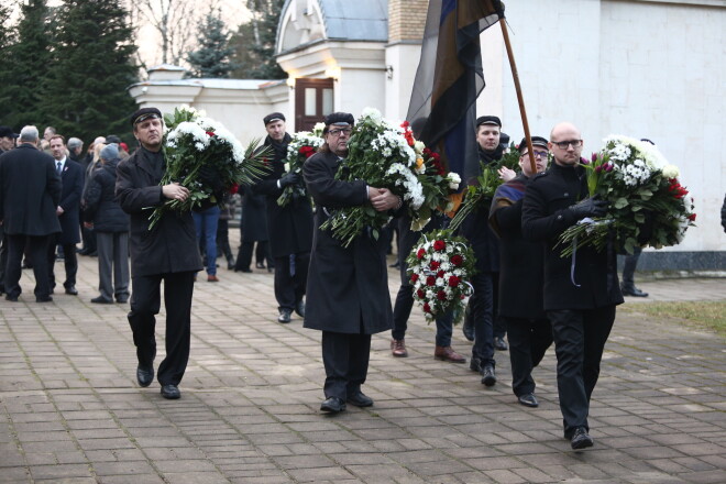 Pie zārka atvadu ceremonijā stāvēja studentu korporācijas godasardze, kas pēc tam ziedus, vainagus un pušķus aiznesa uz Brāļu kapiem un nolika pie Mātes Latvijas pieminekļa. „Valdis, kurš piedzima Sibīrijā, bija īsts dzimtenes patriots,” paskaidro Ināra.