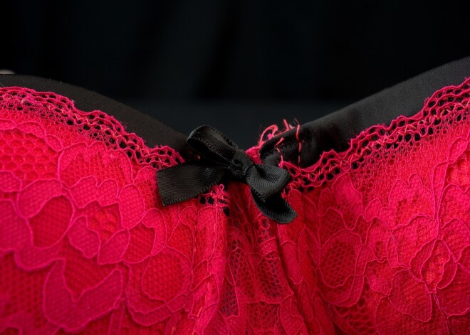 "Мужчина снимет - а там...": рижанку оскорбили продавцы магазина нижнего белья