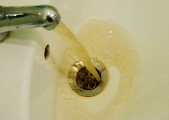 Из кранов жителей поселка идет вода с червями