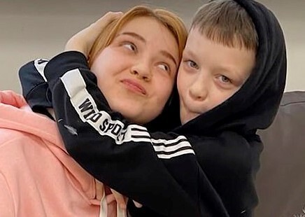 Дети дурачатся, несмотря на то, что положение весьма серьезное!