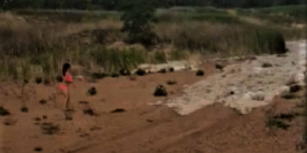 VIDEO: ģimene Austrālijā nofilmē mirkli, kad izžuvušā upē pēc 4 gadiem atkal ieplūst ūdens