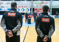 Tiesneši Valgas basketbola zālē.