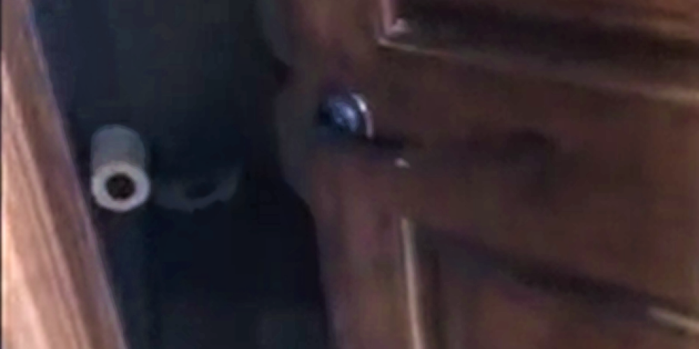 VIDEO: vīrs neticēja panikā kliedzošajai sievai, ka tualetē kāds ir, līdz brīdim, kad atvēra durvis