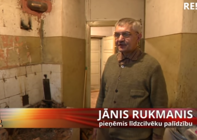 Пенсионер с особыми потребностями в Риге показал, какое жилище ему дало самоуправление
