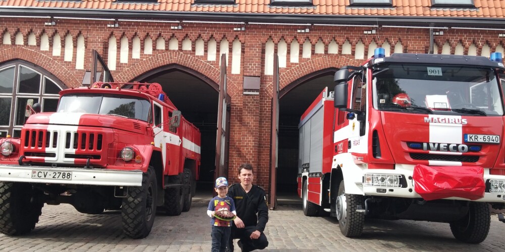 Sešgadnieks Emīls apceļo visus Latvijas ugunsdzēsēju depo