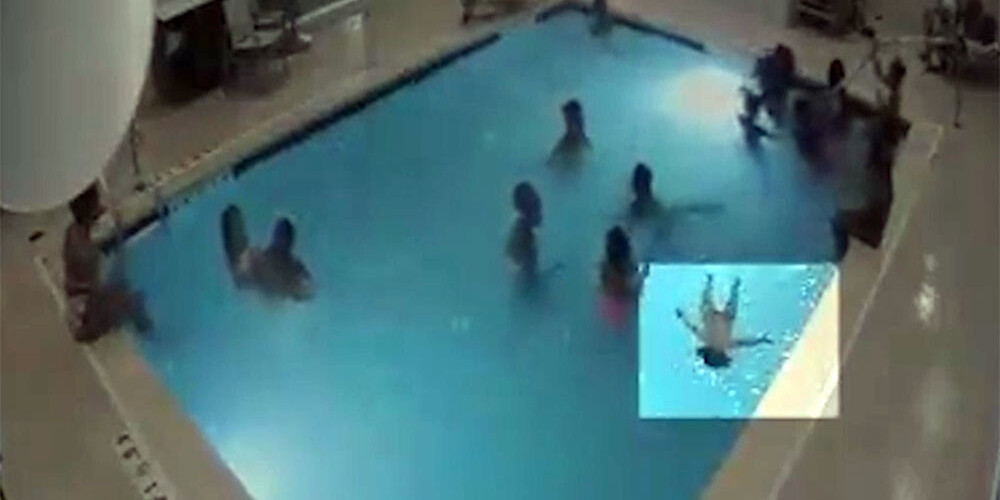 VIDEO: bērns baseinā slīkst, kamēr pieaugušie turpat blakus bezrūpīgi izklaidējas
