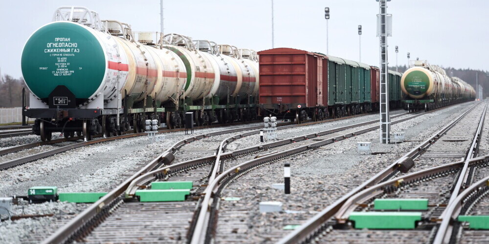 Объемы грузовых железнодорожных перевозок в январе сократились на 52,2%