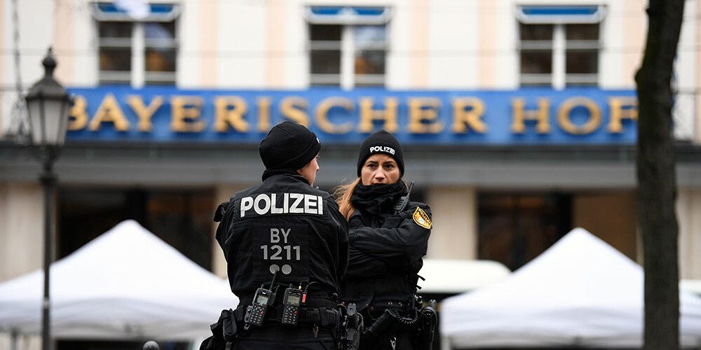 Vācijā reidos pret labējo teroristu grupējumu aizturēti 12 cilvēki