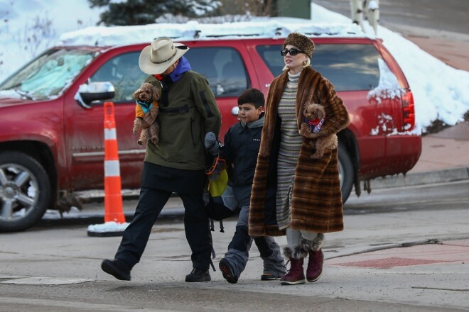 Orlando Blūms ar dēlu Flinnu un līgavu Keitiju Periju Aspenas slēpošanas kūrortā šā gada janvārī.