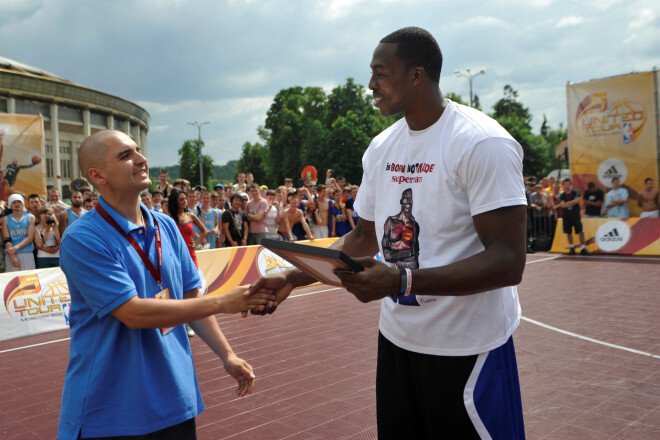 Pirms desmit gadiem Lakše pasniedza paša dizainētu kreklu NBA zvaigznei Dvaitam Hovardam. Tad vēl Vladislavam pat prātā neienāca, ka viņš varētu kļūt par NBA čempionvienības mākslinieku.