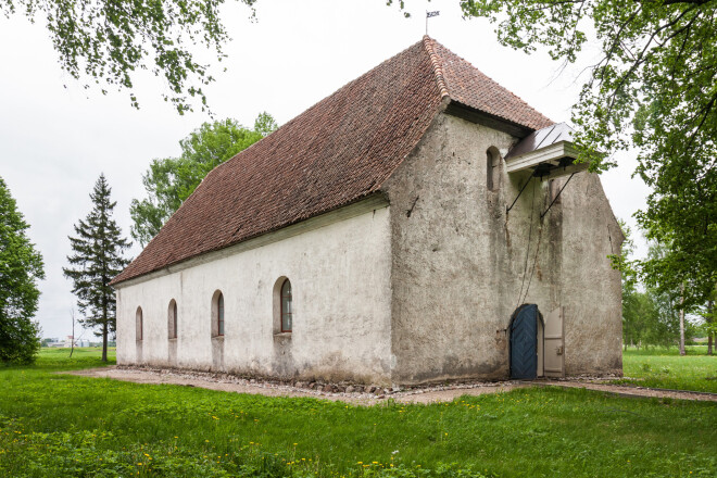Užavas luerāņu baznīcai nav torņa, divi zvani novietoti zem nojumes, kas atrodas virs durvīm. Altāris un durvis teju neskartas ir saglabājušās kopš 18. gadsimta.