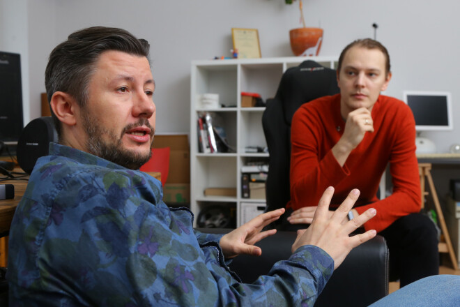 "Base Motion" producents Armands Blumbergs (pa kreisi)neslēpj, ka šādas izrādes izmaksā dārgi. Lielākais mūsējo veidotais šovs vienuviet pulcējis 200 dronu. Tas noticis Dienvidkorejā sadarbībā ar lidrobotu ražotājiem. Augustā plānots šovs ar 800 droniem.