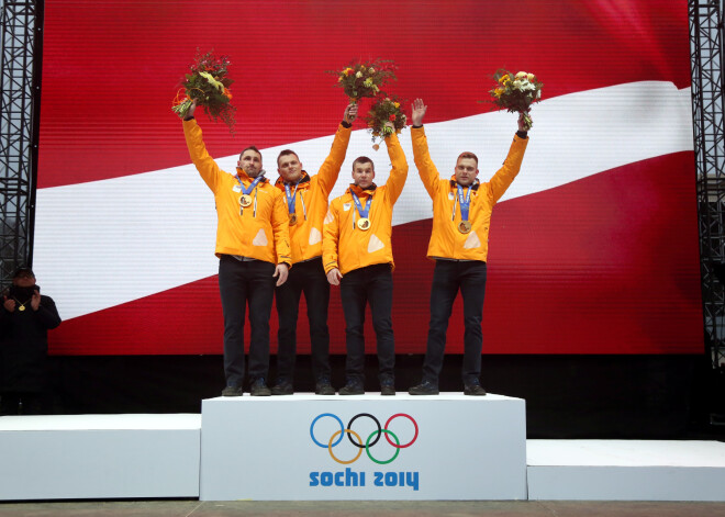 atvijas bobsleja pilots Oskars Melbārdis ar stūmējiem Daumantu Dreiškenu, Arvi Vilkasti un Jāni Strengu sestdien Siguldā svinīgā ceremonijā saņēma 2014.gada Soču olimpisko spēļu zelta medaļas četriniekiem, bet Melbārdis ar Dreiškenu kaklā kāra arī bronzas godalgas divniekiem.