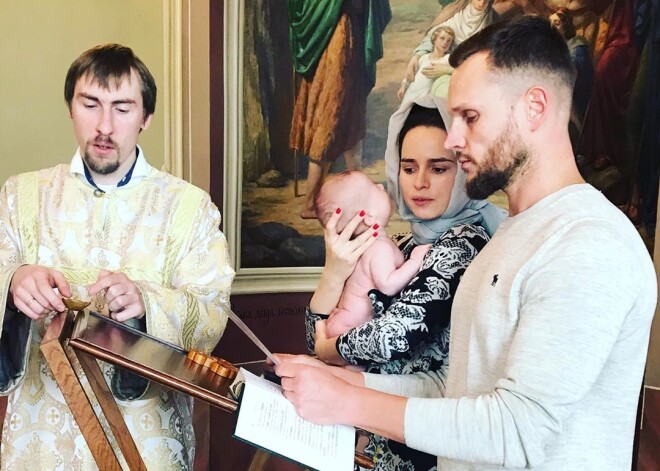Агния Кузнецова и Максим Петров крестили 3-месячного сына и показали фото с таинства