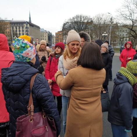 Atbalsta akcija Kristīnei Misānei pie Brīvības pieminekļa